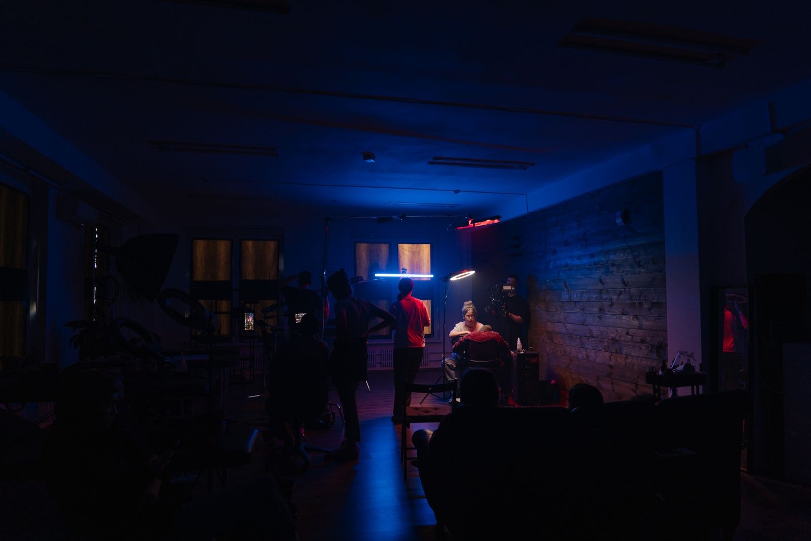 Studio lights in a recording setup